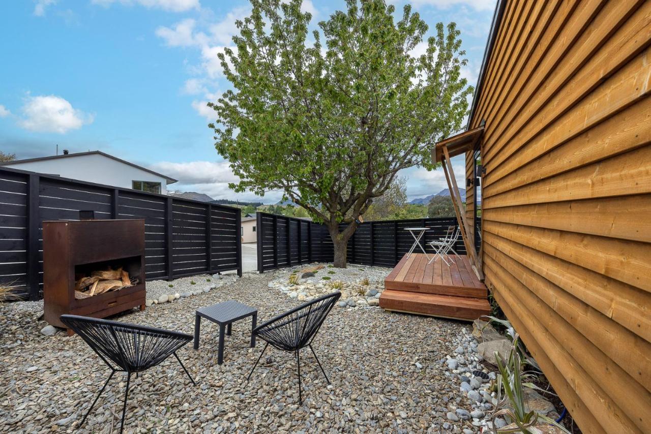 ワナカTiny House With Mountain Views, Indoor And Outdoor Fire, Private Courtyard Gardenアパートメント エクステリア 写真